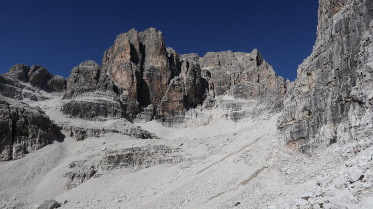 Querung des Schuttkessels unter der Cima Margherita