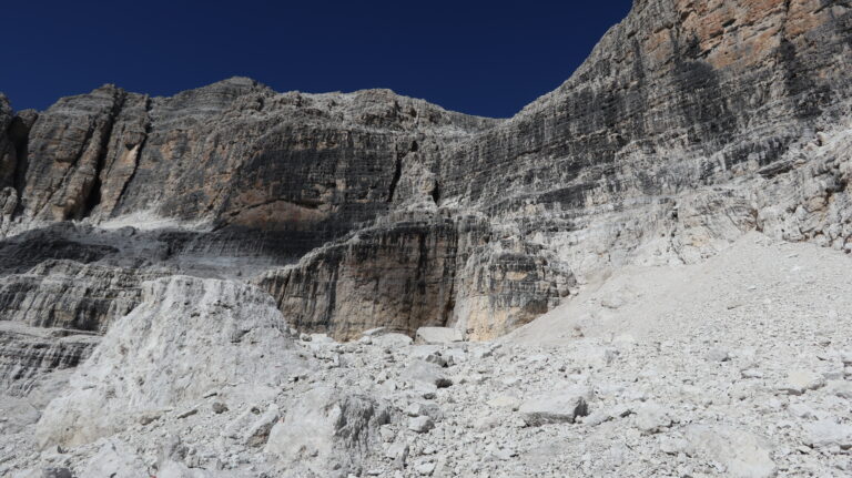 Vorne erkennt man schon den markanten Riss der Cima Tosa Normalroute.