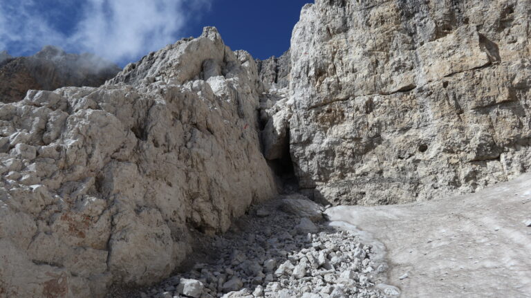 Unerwartetes Hindernis: Kamin mit Klemmblock, Achtung vor Steinschlag wenn sich Personen oberhalb befinden!