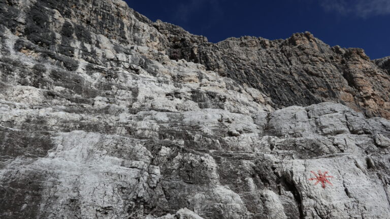 Das Sternchen markiert den Einstieg. Über einfach Stufen (I) kraxelt man zur Metalltafel.