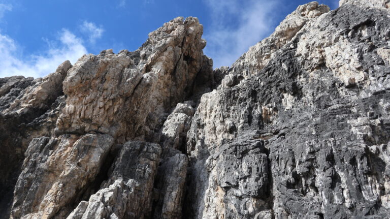 Bald steigen wir aus dem Riss nach rechts auf ein Band aus.