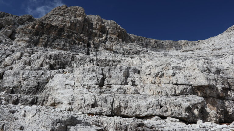 Oberhalb der Wand: Nun folgen nur noch einfache Kraxelstufen (T4).