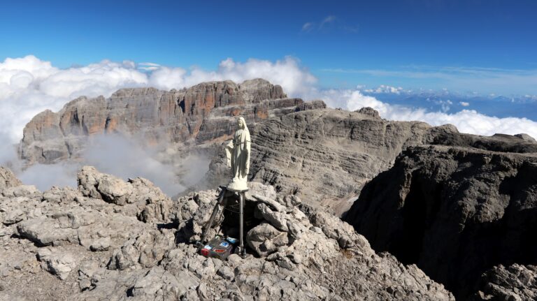 Gipfelmadonna mit Cima Brenta im Hintergrund