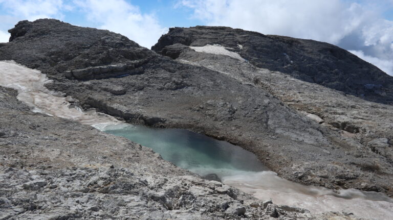 Nanu, ein See. Normalerweise versickert das Wasser in den Dolomiten sofort.