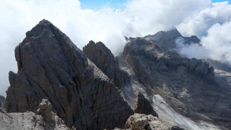 Blick von der Cima Tosa Westkante auf das Vedretta d'Agola und die Cima d'Ambiez.