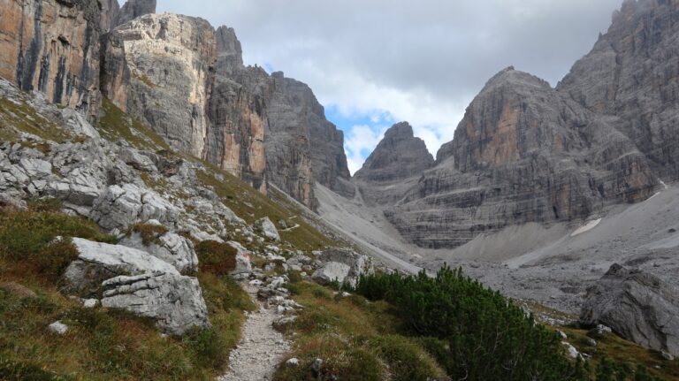 Rückblick durch das Val Brenta Alta zur Bocca di Brenta