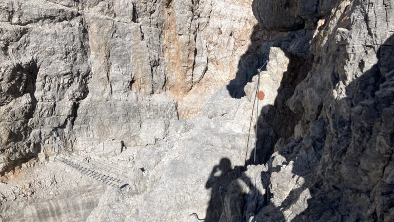 Die steilste und ausgesetzteste Passage der Via Bocchette Alte kommt direkt nach der Cima Brenta.