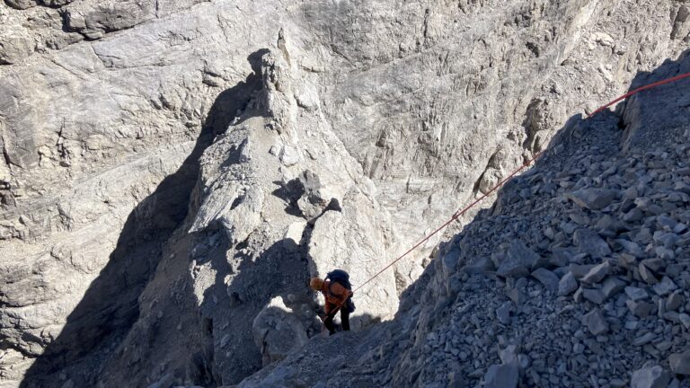Abseilen auf den brösligen Verbindungsgrat