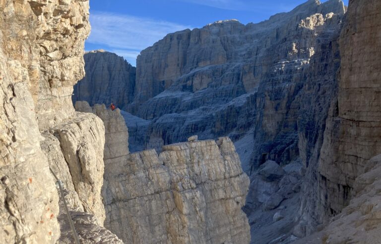 Über einen ausgesetzten Grat gelangt man auf ein schmales Band.
