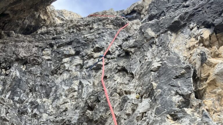 Im Riss befinden sich 3 Bohrhaken.