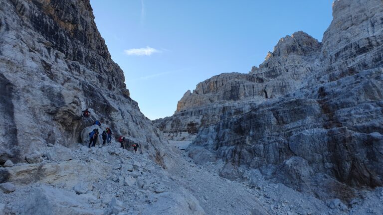 Mühseliger Aufstieg zur Bocca del Tuckett. Der offizielle Weg führt links als gesicherter Steig über die Felsen hoch.
