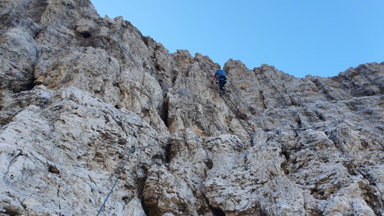 Viele Leitern machen die Via delle Bocchette Alte aus.