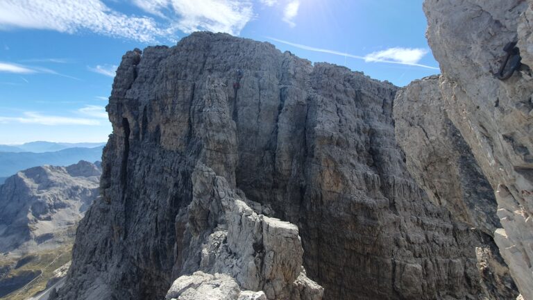 Nach einem kurzen Abstieg von der Spalla di Brenta folgt der Aufstieg auf den Spallone dei Massodi über die Scala degli Amici, die längste Leiter des Klettersteigs.