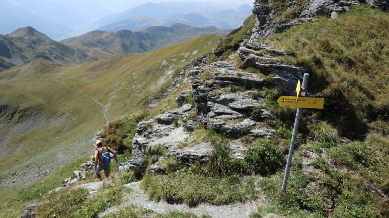 Der Weg ist zwar schwarz markiert, abgesehen von der kurzen gesicherten Passage am Anfang jedoch völlig unkompliziert.