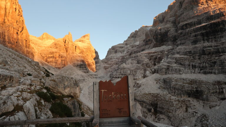 Letzten Sonnenstrahlen auf der Hüttenterrasse