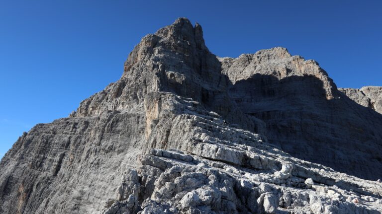 Gehpassage, bevor es auf das Garbari-Band geht (links in der Sonne)