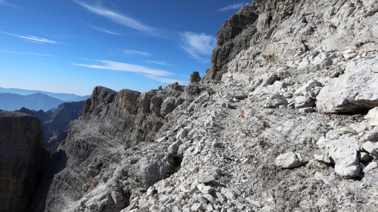 Hier zweigt der Aufstieg zur Cima Brenta ab. Kurz vor dem Gesteinswechsel hell/dunkel befindet sich eine Gedenktafel.