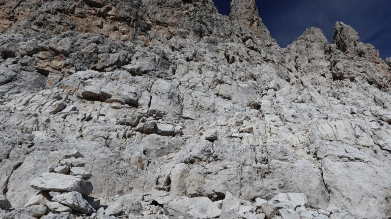 Vom Garbari-Band quert man schräg nach rechts hoch in eine steile Felsrinne (I).
