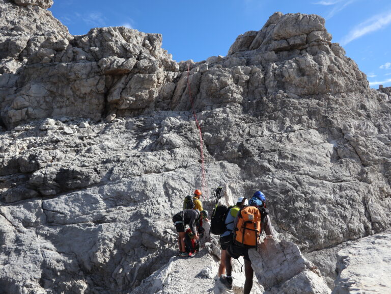 Nach der Schlucht seilt man in die Scharte zwischen Cima Vallesinella und Cima Brenta ab.