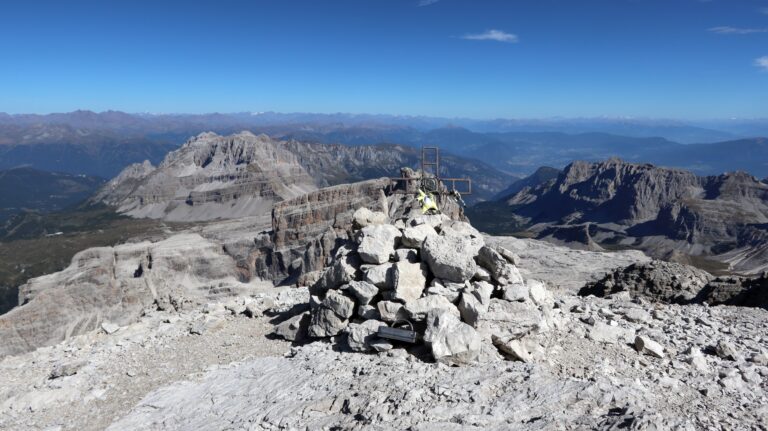 Gipfelblick mit Valle dell'Adige im Hintergrund