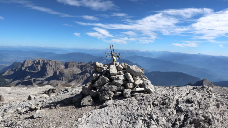 Gipfelblick mit Dolomiten