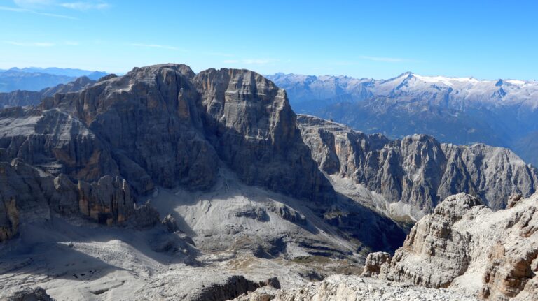 In dem Tal unter der Cima Tosa liegt das Rifugio Alimonta.