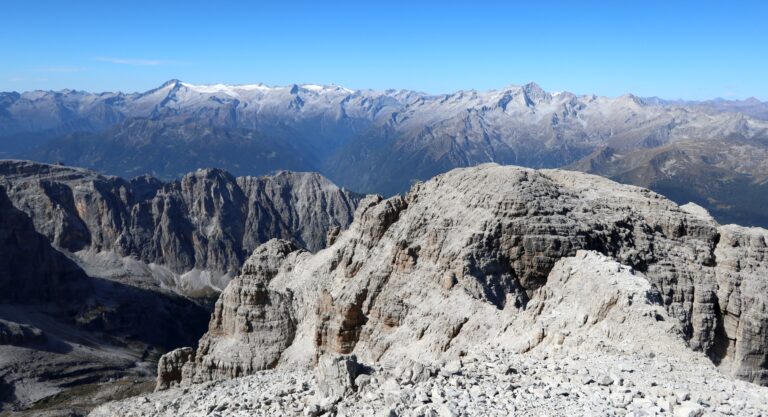 Blick über den Westgipfel zu Adamello und Presanella