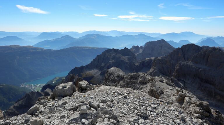Lago Molveno und sogar der Gardasee im Dunst!
