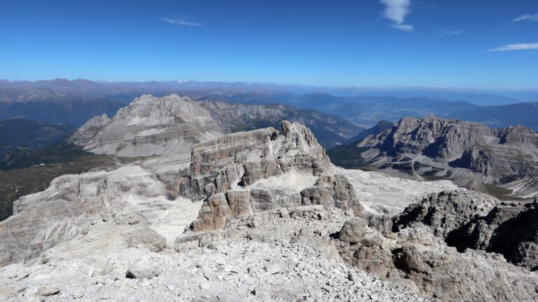 Blick auf die Cima Falkner, welche man wegen Felssturzgefahr im Moment nicht besteigen soll.
