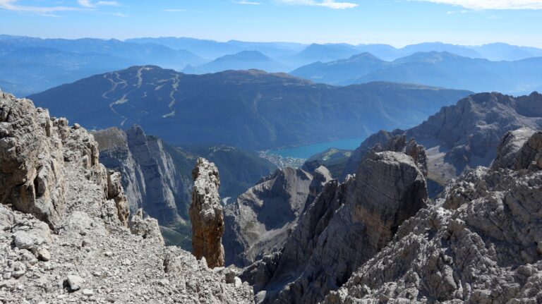 Dieser Wackelturm steht genau über der Schlucht mit der Hängebrücke.