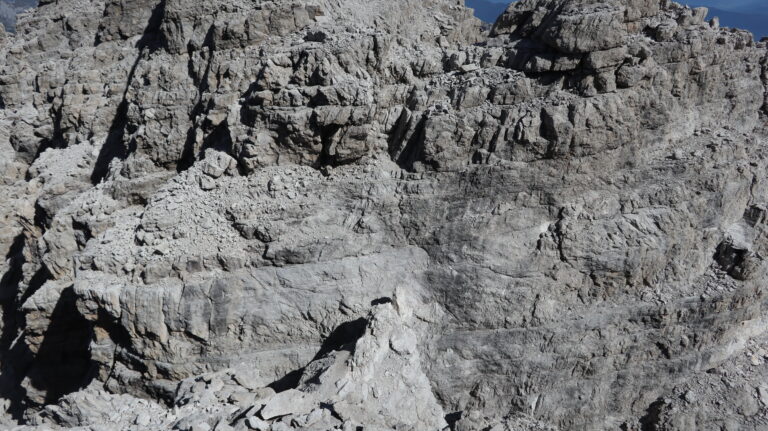 Blick von der oberen Abseilstelle auf die gegenüberliegende Wand, die man wieder erklettern muss.