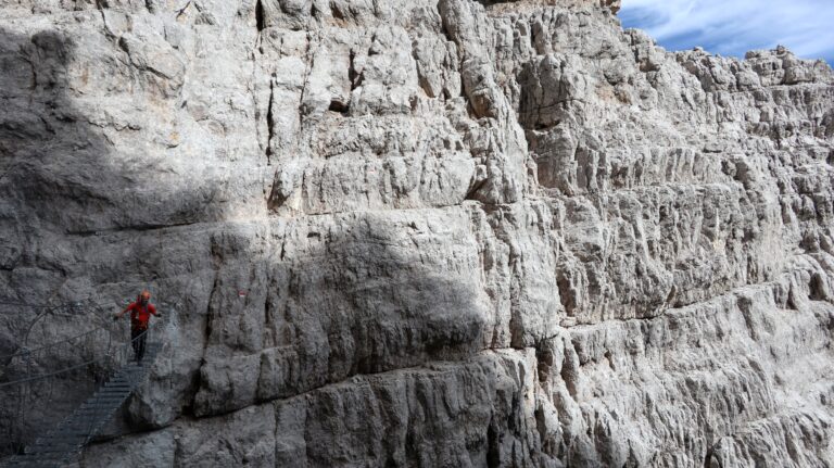 Hängebrücke, die man mit einem sehr luftigem steilen Abstieg erreicht (B/C).