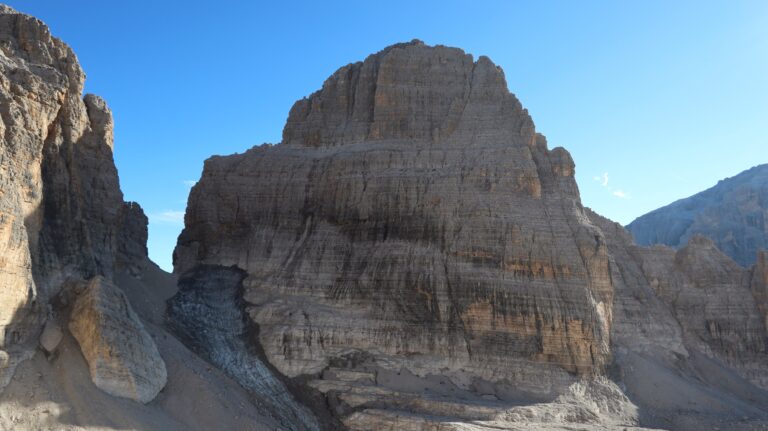 Vedretta dei Sfulmini, der Aufstieg zur Bocca degli Armi führt im Schutt links daran vorbei.