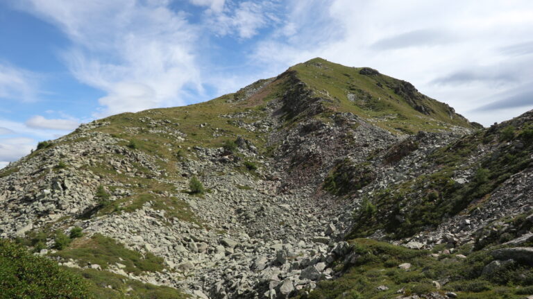 Der Aufstieg zur Cima Verda führt über den Grat links im Bild.