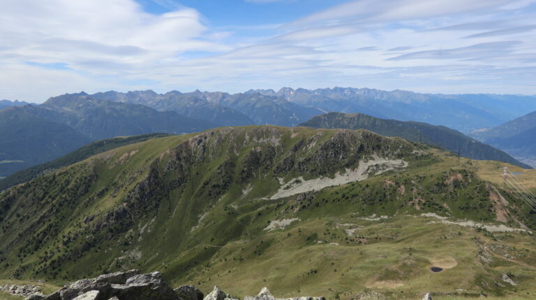 Ausblick von der Cima Cadi auf die Bergamasker Alpen