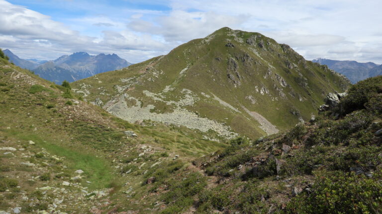 Abstieg zum Pass zwischen Cima Cadi und Cima Verda