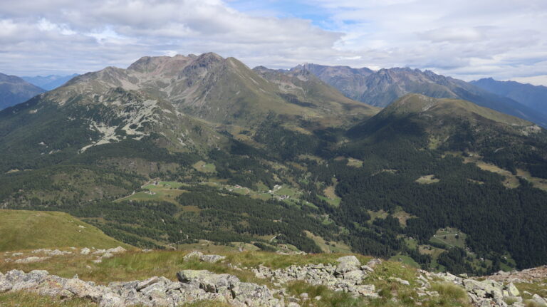 Blick auf die Mortirolopassstrasse