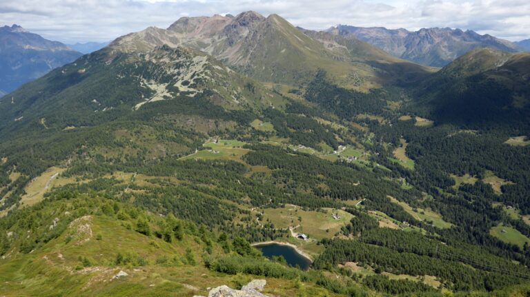 Man erkennt deutlich die Wegspur auf dem Grat.