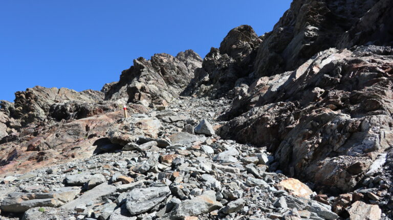 Das Schuttcouloir ist dank der Stangen nicht zu verfehlen.