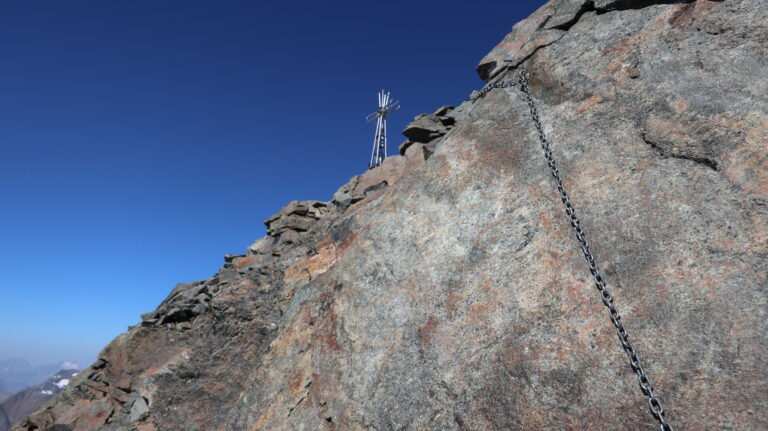 Die glatte vertikale Platte am Ende