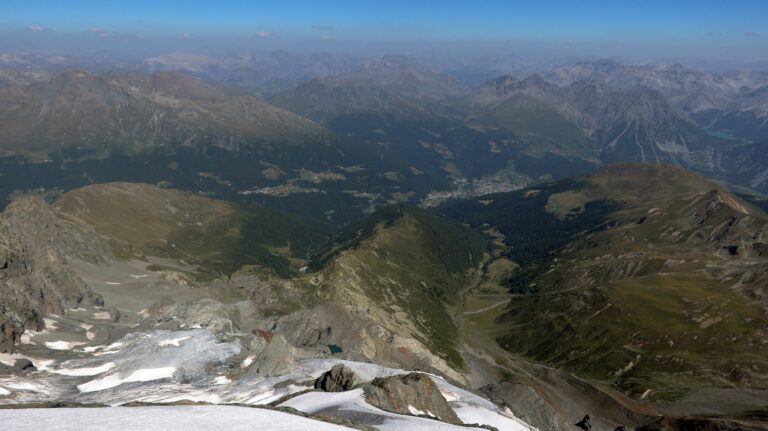 Blick den Gletscher hinab