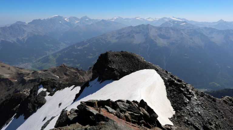 Blick über den Nebengipfel zur Ortlergruppe
