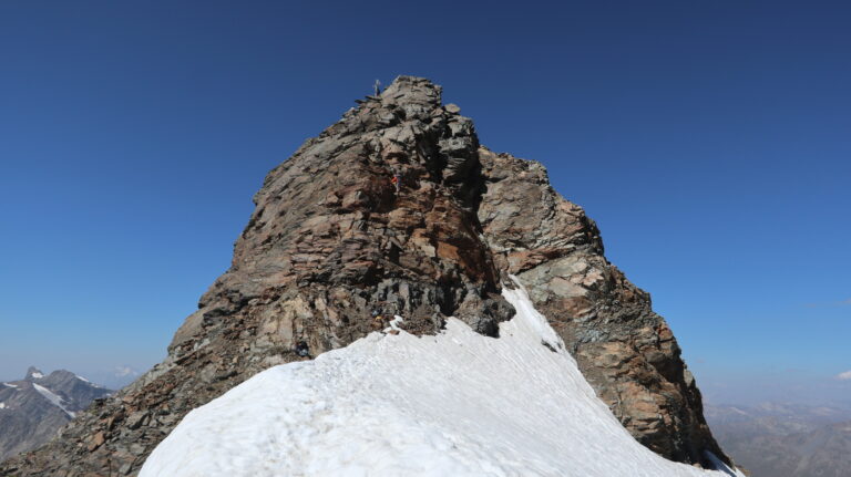 Etwas Näher wirkt der Gipfelturm weniger spitzig.