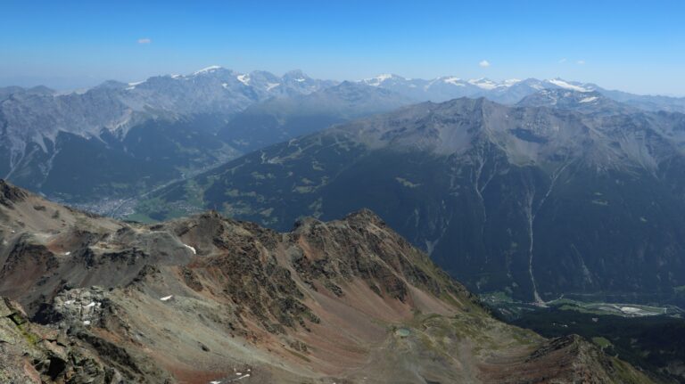 Blick vom Nebengipfel auf Bormio und die Ortlergruppe