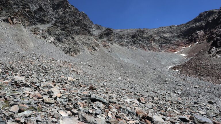 Blick vom Ende des Moränenwegs in den Geröllkessel. Auf die Mitte zuhalten, nicht auf die Pfosten auf der linken Seite!