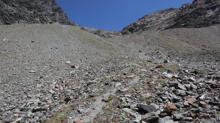 Der Aufstieg in den Geröllkessel ist gut mit Pfosten markiert.