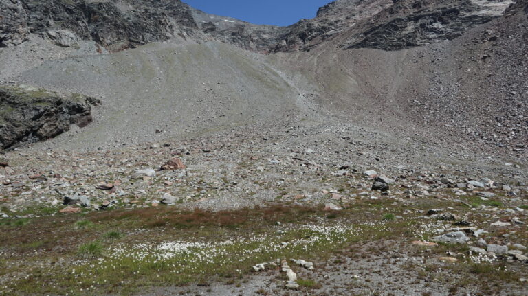 Der Geröllhang, über welchen der Aufstieg verläuft vom See aus gesehen.