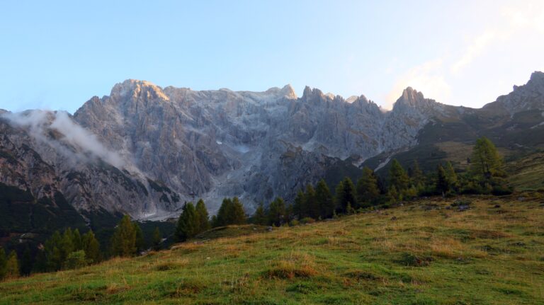 Oberhalb der Erichhütte: Der Königsjodler-Klettersteig verläuft über den zackigen Kamm auf der rechten Bildseite.