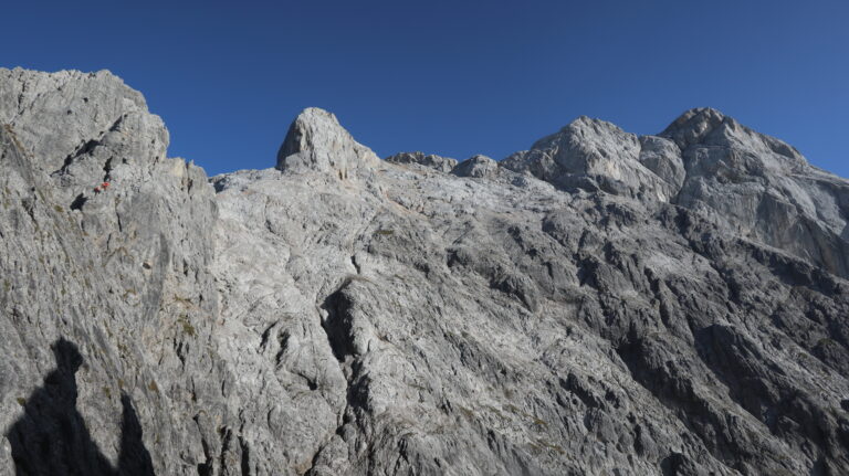 Blick von der Hohen Scharte zum markanten Kematstein und Hochkönig (rechter Gipfel im Bild).