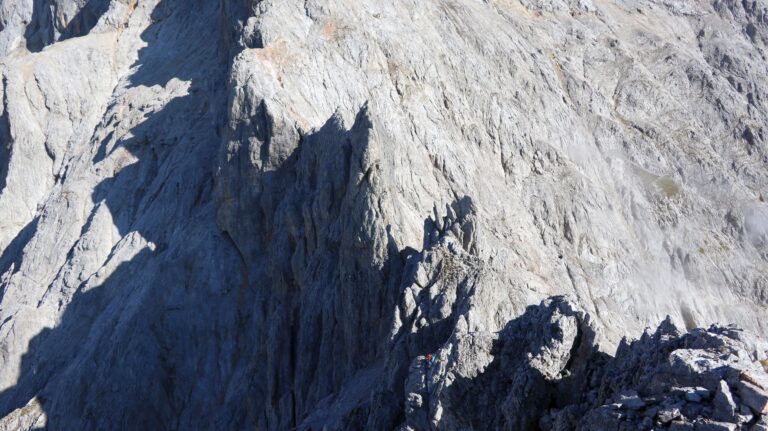 Blick auf die Dientner Scheid, die ausgesetzteste Passage des ganzen Steigs